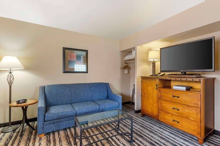 Room 11 of 76
