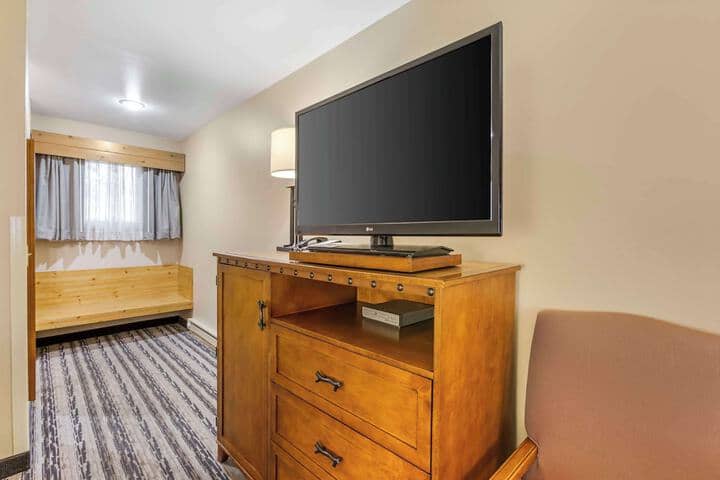 Room 33 of 76